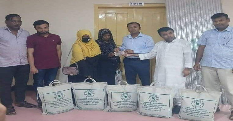 ছাতকের জাউয়াবাজার ইউনিয়নের এক অভুক্ত পরিবারের পাশে দাঁড়িয়েছেন ইউএনও