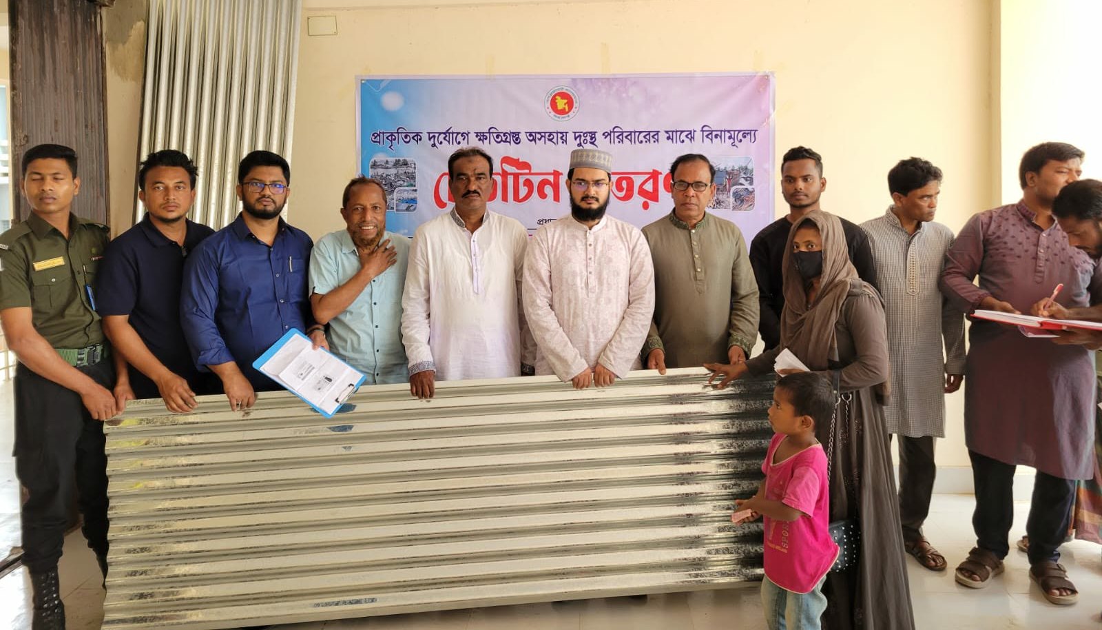 কুলাউড়ায় ক্ষ*তিগ্রস্তদের মাঝে ঢেউটিন বিতরণ