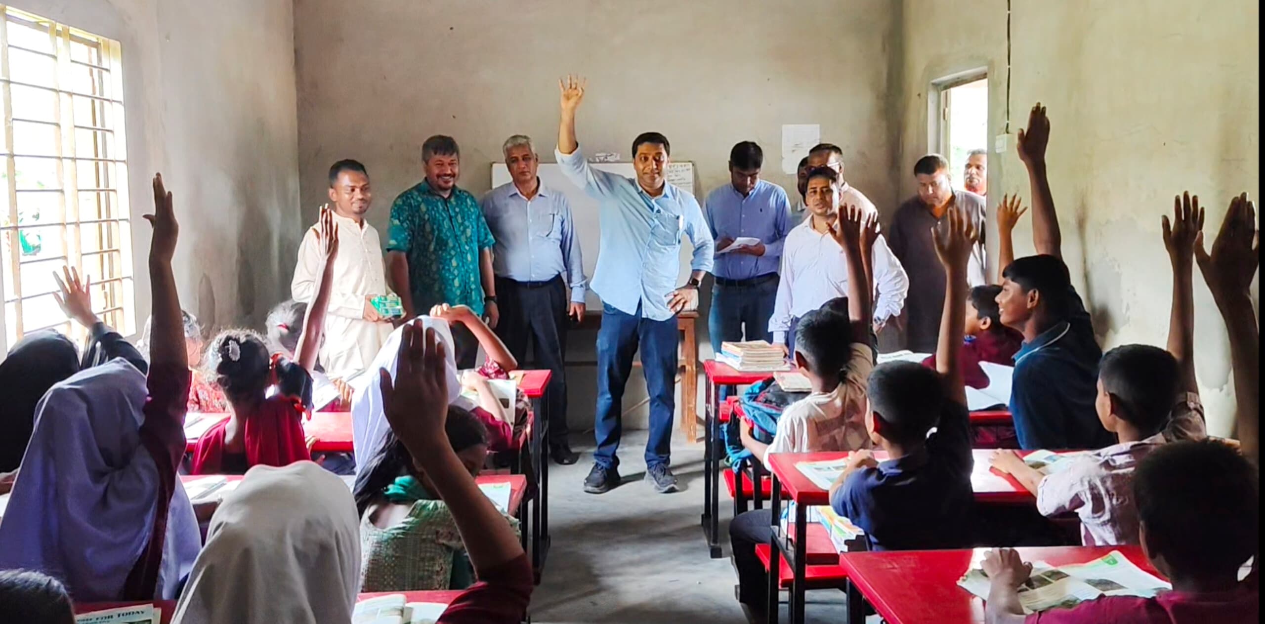 গোয়াইনঘাটের গুচ্ছগ্রাম প্রাথমিক বিদ্যালয়ে গিয়ে মুগ্ধ প্রতিমন্ত্রী