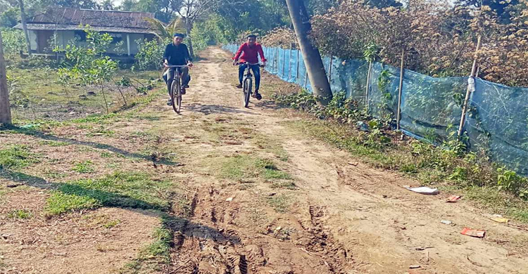 কুলাউড়ায় যু ব লী গ নেতার কবল থেকে সরকারি রাস্তা উ দ্ধা র