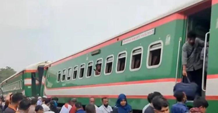 মির্জাপুরে ট্রেন লাইনচ্যু*ত, বিভিন্ন স্টেশনে আ টকা পড়েছে কয়েকটি ট্রেন