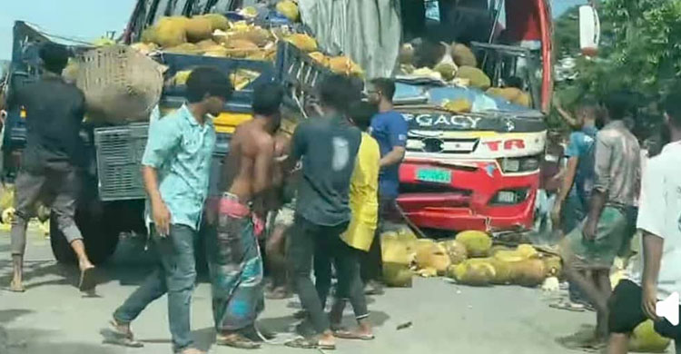 বাস ও পিকআপের মুখোমুখি সং ঘ র্ষে নি হ ত ১