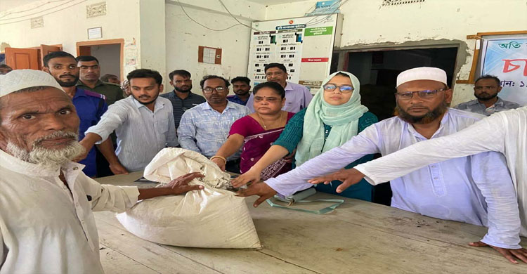 কুলাউড়ায় বন্যায় ক্ষতিগ্রস্তদের মাঝে সরকারি চাল বিতরণ
