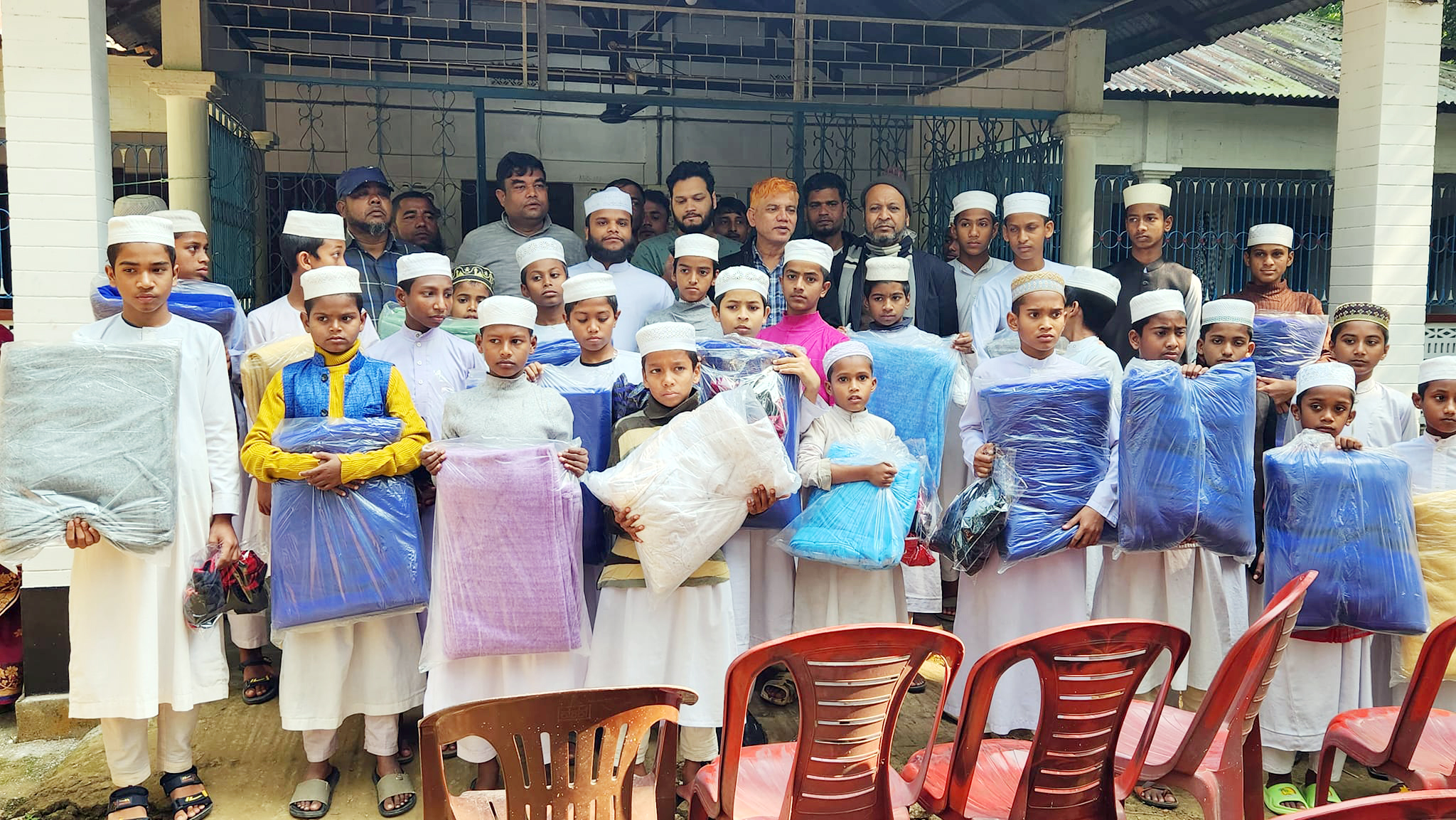 নাইট গার্ড, ছাত্র, বয়স্ক, দিনমজুর ও ছিন্নমূল অসহায় শীতার্তদের মাঝে শীতবস্ত্র বিতরণ