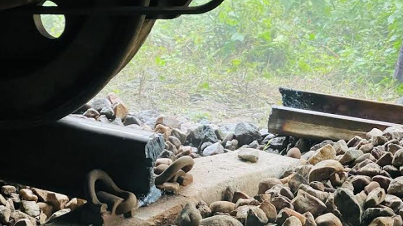 রুট পরিবর্তন করে ময়মনসিংহ যাচ্ছে ট্রেন