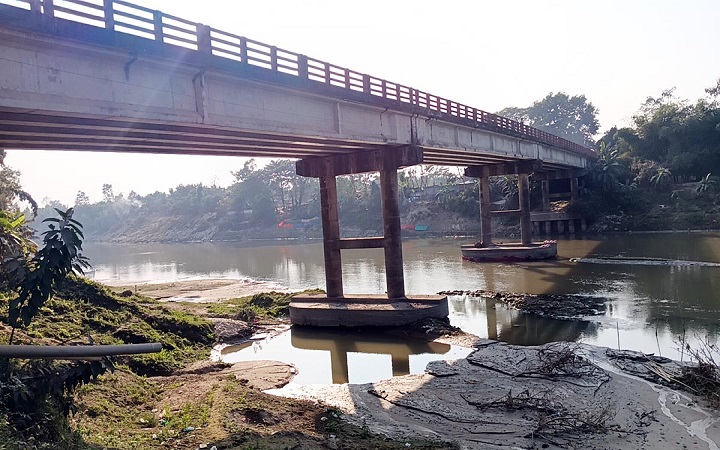 কুলাউড়ায় মনু নদীতে  অবাধে বালু উত্তোলন  - ঘটছে প্রাণহানি- হুমকির মুখে সেতু