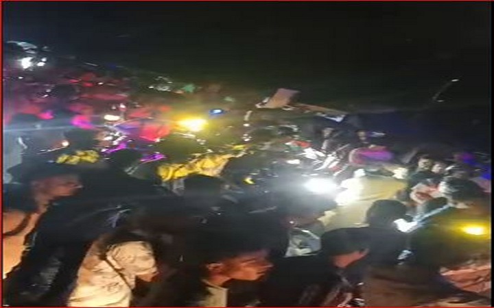 কারেন্ট চাই&rsquo; স্লোগানে তামাবিল সড়ক অ*বরোধ