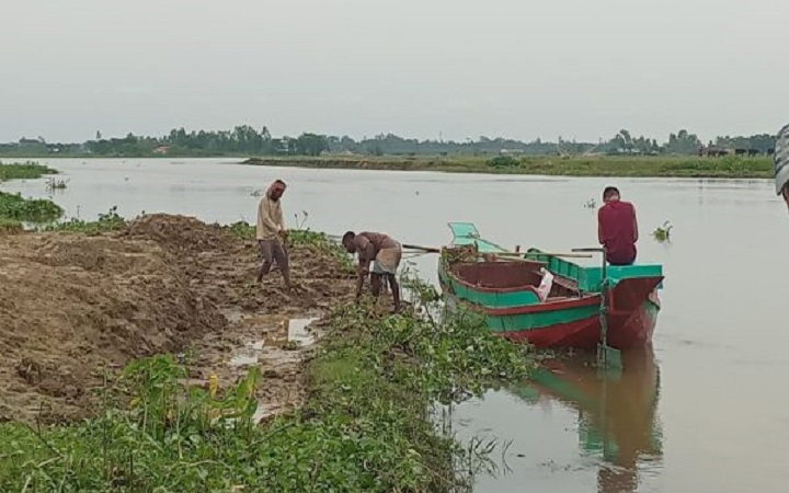 জগন্নাথপুরে প্রকাশ্যে কে*টে নেওয়া হচ্ছে বাঁধের মাটি