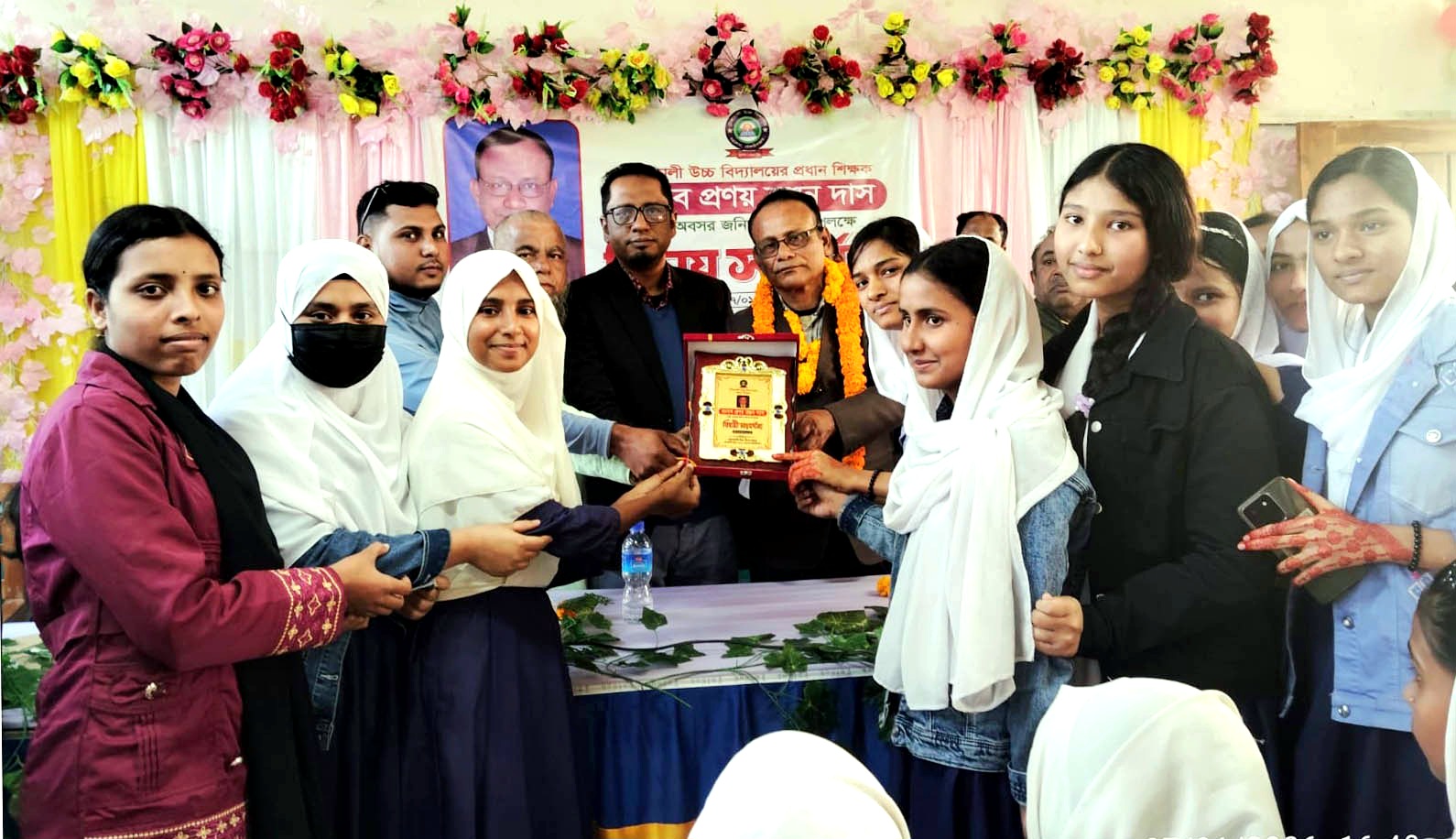 বড়লেখায় প্রধান শিক্ষককে বিদায় সংবর্ধনা