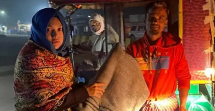 হাড়কাঁপানো শীত, রাতের আধাঁরে কম্বল বিতরন উপজেলা প্রশাসন