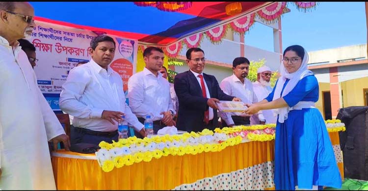 জুড়ীতে শিক্ষার্থীদের মাঝে দু দ কে র শিক্ষা উপকরণ বিতরণ