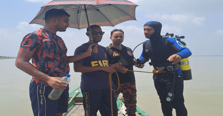 নদীতে পড়ে নি খোঁ জ কলেজছাত্র, উদ্ধার তৎপরতা চলছে