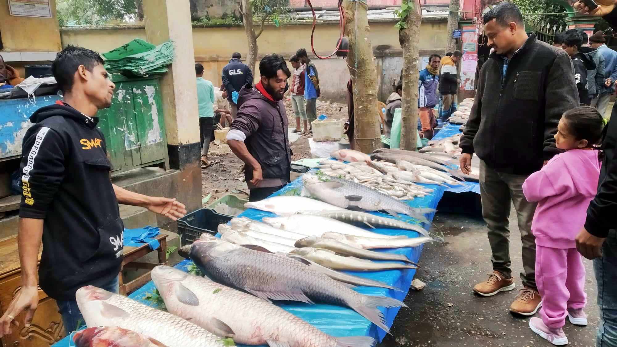 নদীর পাড়ে পৌষ সংক্রান্তিতে মাছের মেলা