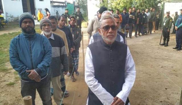 বড়লেখায় সাধারণ ভোটারদের লাইনে দাঁড়িয়ে ভোট দিলেন পরিবেশমন্ত্রী