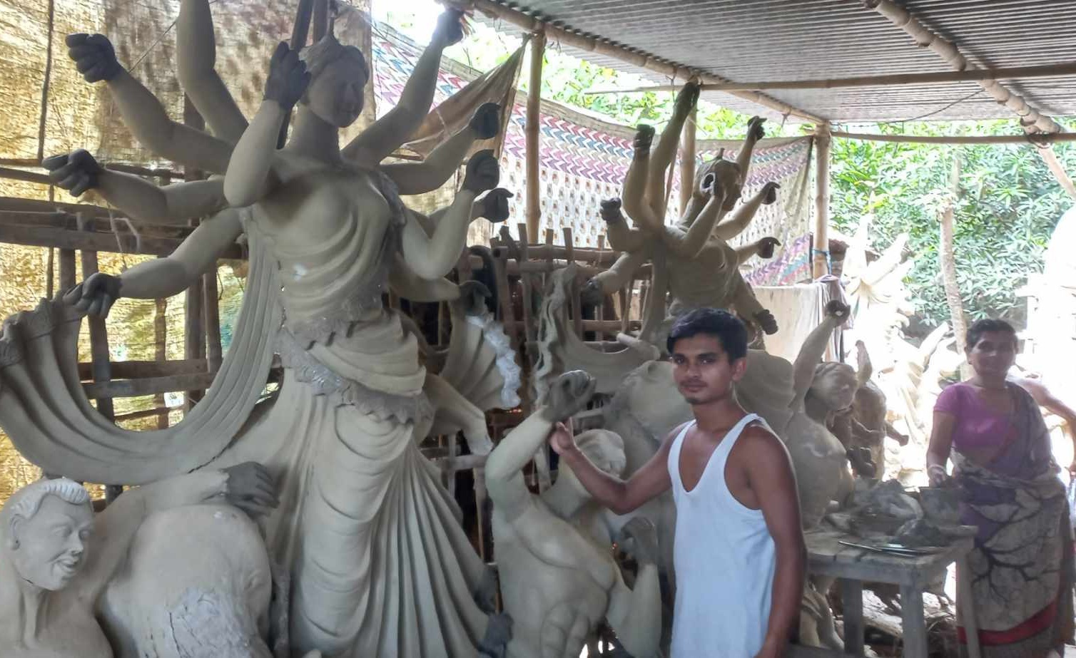 মন্ডপে মন্ডপে তৈরি হচ্ছে প্রতিমা, আসছে দুর্গোৎসব