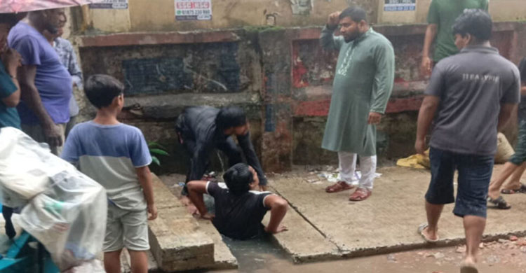 চট্টগ্রামে উন্মুক্ত নালায় তলিয়ে গেল শিশুর প্রা ণ