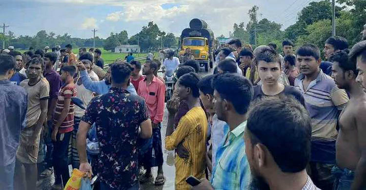 বাহুবলে ট্রাক চাপায় প্রাণ গেলো মা ছেলের