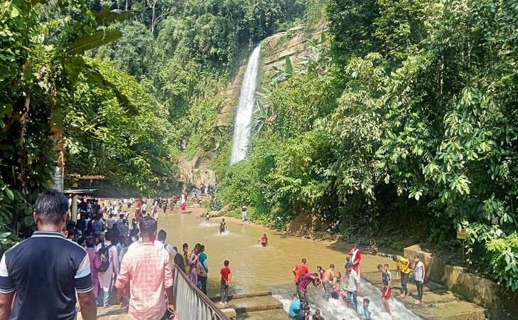 ঈদের ছুটিতে মাধবকুণ্ডে এসে  হতাশ ভ্রমণপিপাসুরা