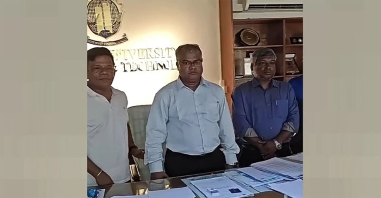 তালা ভেঙে অফিসে ঢুকলেন চুয়েটের নতুন উপাচার্য
