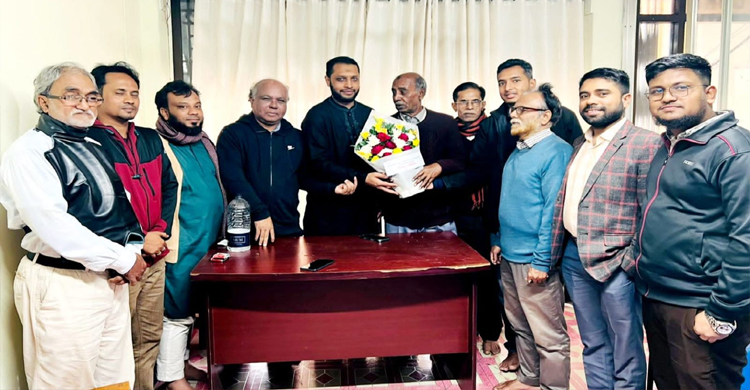 পূর্বদিকের সহকারি সম্পাদক রেদওয়ান ফুলেল শুভেচ্ছায় সিক্ত