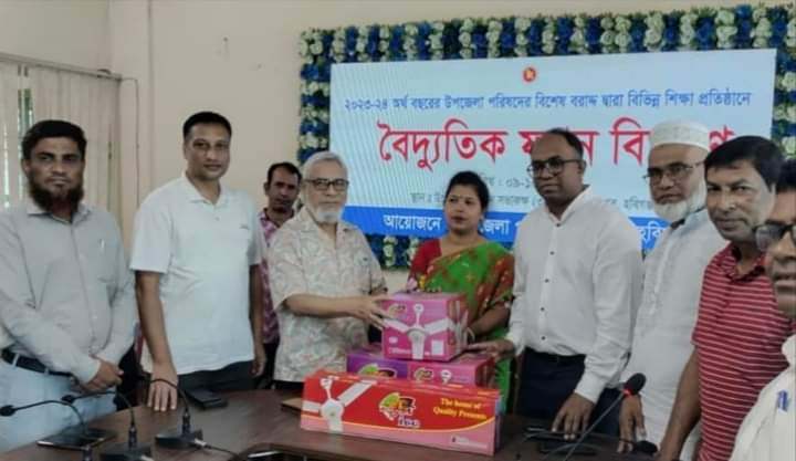 চা শ্রমিকদের মাঝে রেইনকোট সেলাই মেশিন ও ফ্যান বিতরণ