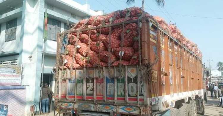 ভারত থেকে এলো ১০০ টন আলু, কেজিতে কমলো ১০ টাকা