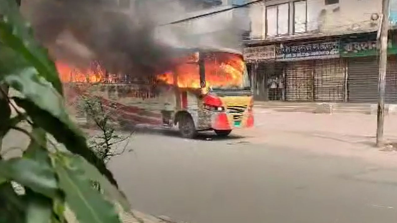 রাজধানীর বিজয়নগরে বাসে আগুন