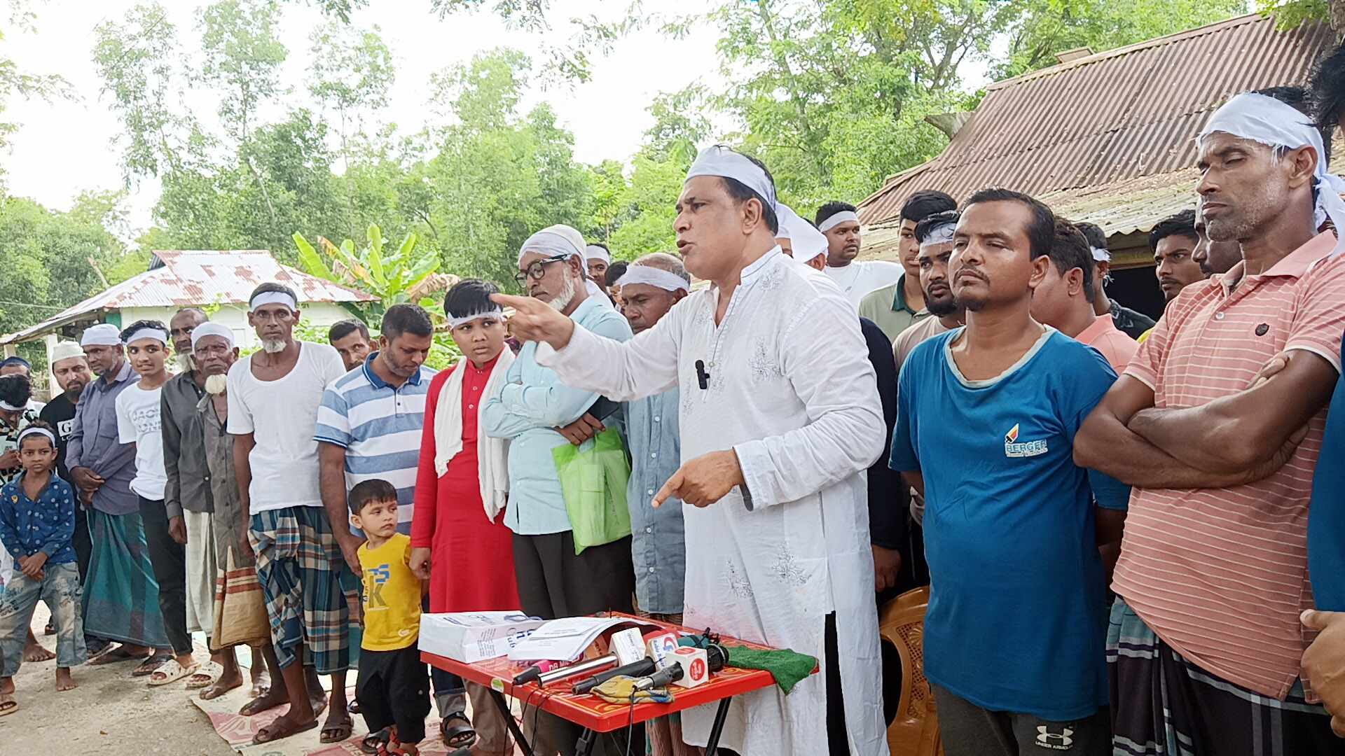 মাথায় কাফনের কাপড় বেঁধে মসজিদ সম্প্রসারণের দাবিতে অবস্থান কর্মসূচি