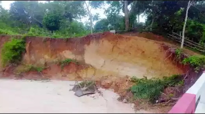 চুনারুঘাটের সাতছড়ি ত্রিপুরা পল্লীর টিলায় ধস, বাসিন্দাদের মধ্যে আতঙ্ক