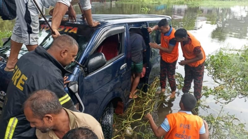 মাইক্রোবাস খালে পড়ে নি*হত ৭