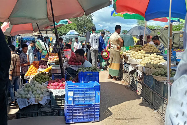 মাধবপুরে ব্যবসায়ীদের দখলে সড়ক, দুর্ভোগে পথচারী
