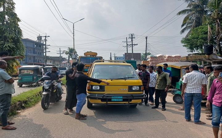 গোলাপগঞ্জে ট্রাক শ্রমিকদের অনির্দিষ্টকালের কর্মবিরতি