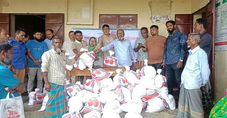 শতাধিক বন্যার্ত পরিবারের মধ্যে ত্রাণ সামগ্রী  বিতরণ করেছে রোটারী ক্লাব অব নবীগঞ্জ৷