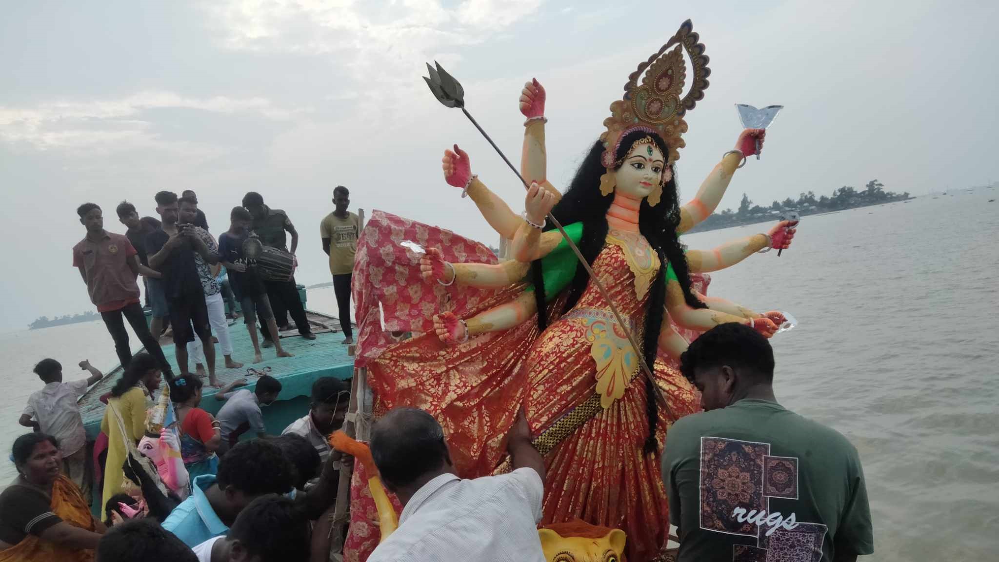 লাখাইয়ে প্রতিমা বিসর্জনে মধ্যে দিয়ে শেষ হচ্ছে দুর্গোৎসব