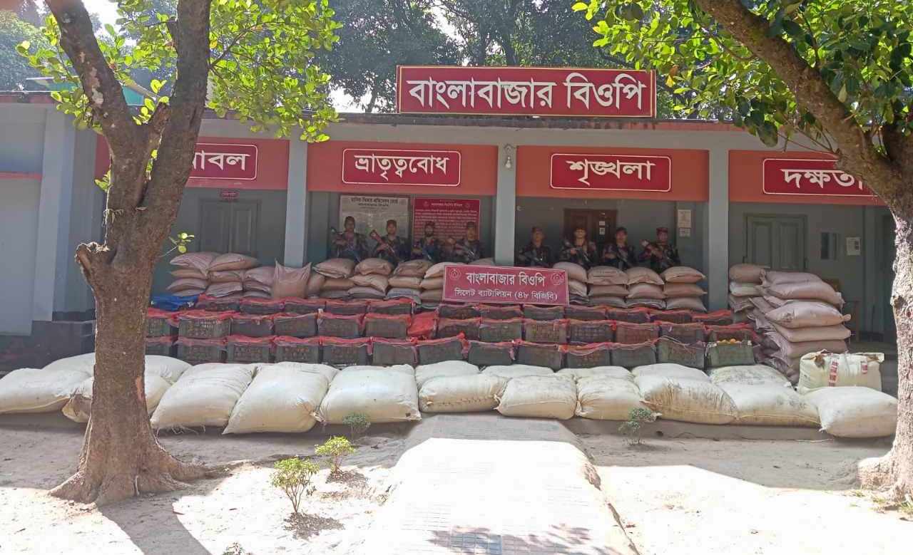 দোয়ারাবাজার সীমান্তে ৩৫ লক্ষ টাকার পণ্য আ ট ক