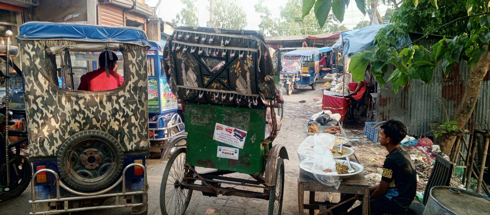 লাখাইয়ে ফুটপাত ব্যবসায়ীদের দখলে