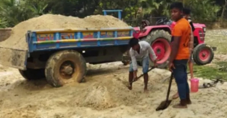 মাধবপুরে ইজারাবিহীন বালু উত্তোলন, ক্ষ*তিগ্রস্ত কৃষিজমি ও সড়ক: এলাকাবাসীর তীব্র ক্ষো*ভ