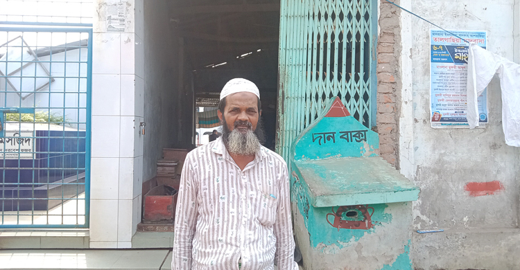 মসজিদে নামাজ পড়তে গেলেন চালক, অটোরিকশা নিয়ে গেলো চোর