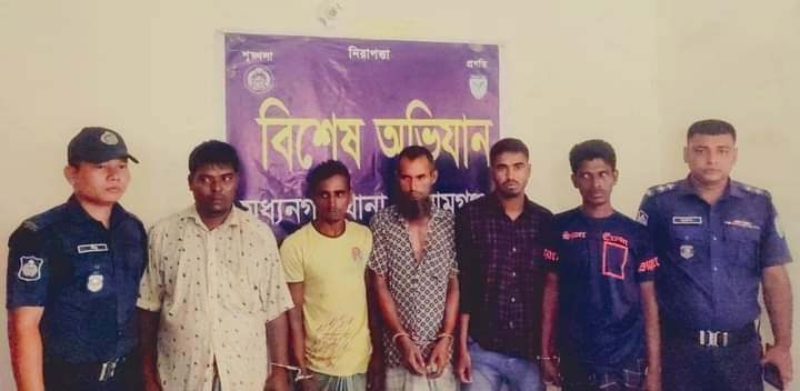 ২৪  বস্তা চোরাই চিনিসহ দুটি নৌকা জব্দ, আটক পাঁচ 
