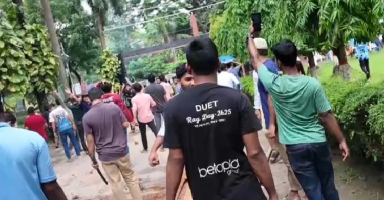 ডুয়েটে নতুন উপাচার্যকে ঘিরে শিক্ষার্থীদের বি ক্ষো ভ, দুই পক্ষের ধাওয়া-পাল্টা ধাওয়া