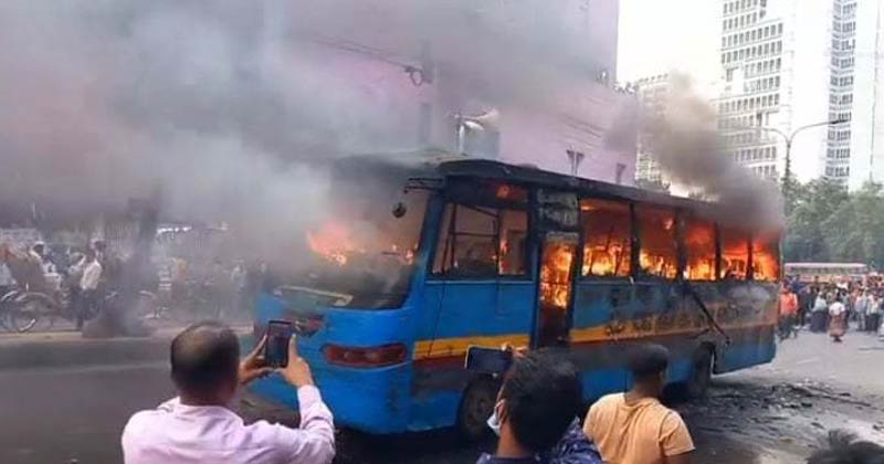গুলিস্তান জিরো পয়েন্টে বাসে আগুন