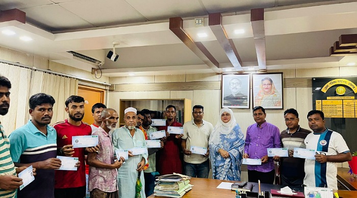 অগ্নিকাণ্ডে ক্ষতিগ্রস্ত ব্যবসায়ীদের হবিগঞ্জ জেলা পরিষদের অর্থসহায়তা