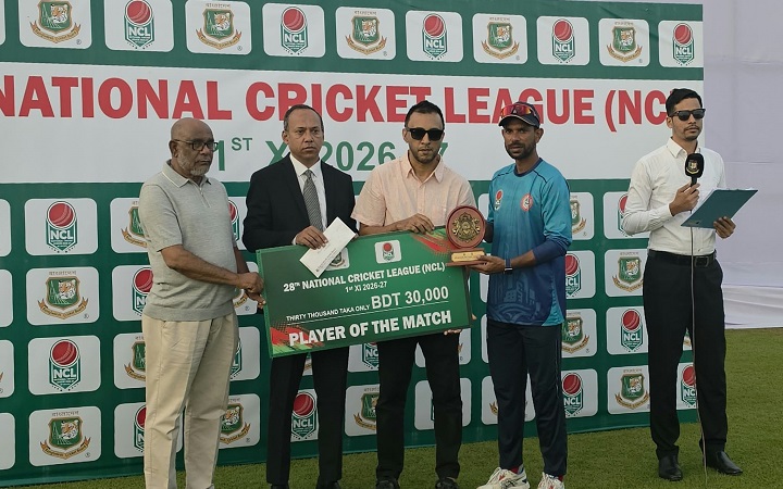 সিলেটে জাতীয় ক্রিকেট লিগের ম্যাচে মার্শাল আইয়ুবের হাতে পুরস্কার তুলে দিলেন নাচন