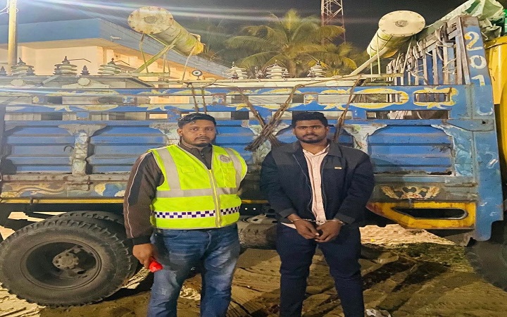 কুলাউড়ায় দুটি বৈদ্যুতিক ট্রান্সফরমারসহ পিকআপ জ*ব্দ