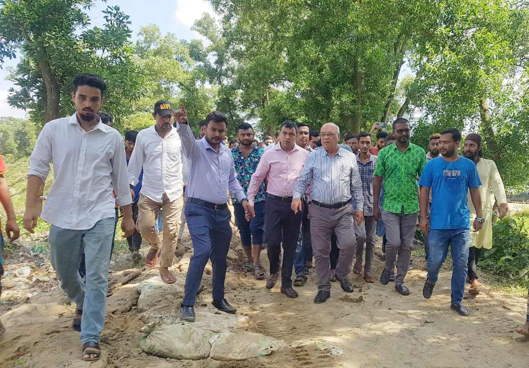 শায়েস্তাগঞ্জে বন্যায় ক্ষতিগ্রস্ত খোয়াই নদীর বাঁধ পরিদর্শনে উপদেষ্টা ফারুক ই আজম