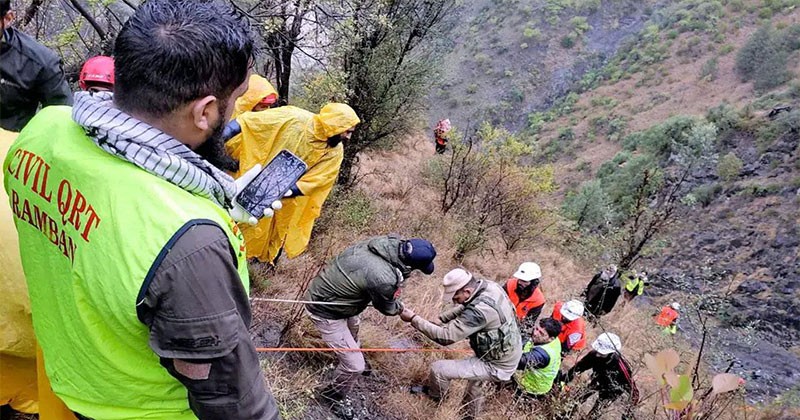 হাইওয়ে থেকে ৩০০ ফুট নিচে পড়ল গাড়ি, কাশ্মিরে নিহত ১০