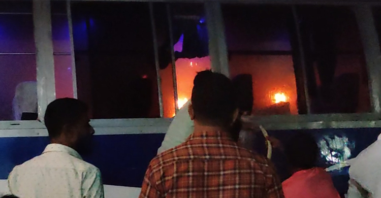 মহাসড়কে পেট্রোল ঢেলে বাসে আগুন