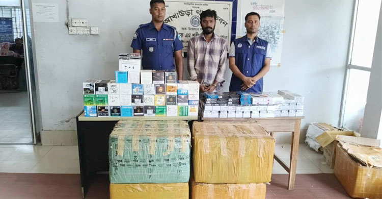 আখাউড়ায় অর্ধকোটি টাকার ভারতীয় মোবাইল ফোন-ডিসপ্লে জব্দ, আ ট ক ১