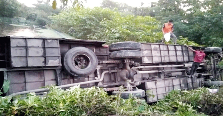 সুনামগঞ্জে বাস খাদে, আ হ ত ১৬
