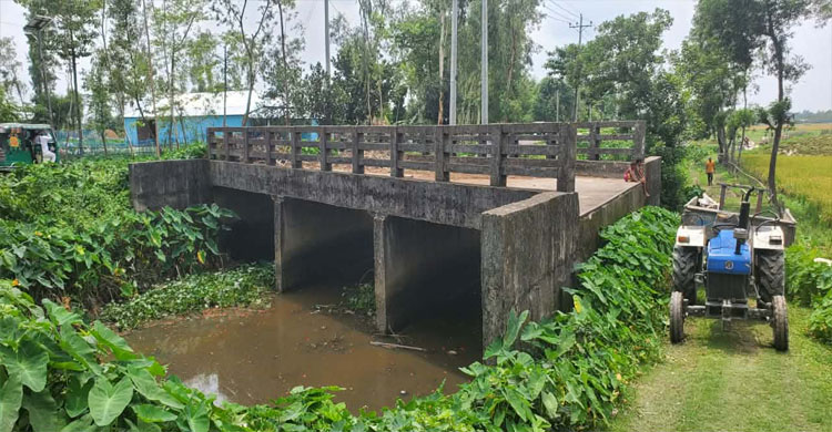 ২০ বছরেও সংযোগ সড়ক পায়নি সেতু, ঝুঁকিপূর্ণ ব্রিজে চলাচল